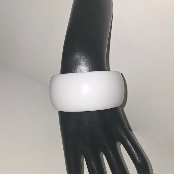 Vintage Acrylic White Wide Bangle Bracelet - Picture 1 of 3